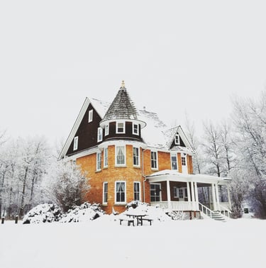 Rental old house in a snowy landscape.Guest Experience Enhancement with Timea Pokol