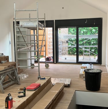 échaffaudage de peintre dans un salon