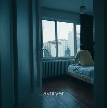 Birileri – ...aynı yer, loş odada pencere sahnesi.