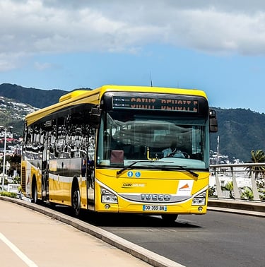 Car Jaune de la Réunion by Axel77w