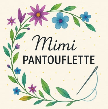 Logo Mimi Pantouflette entouré d'une couronne de fleurs violettes et bleues, un fil et une aiguille