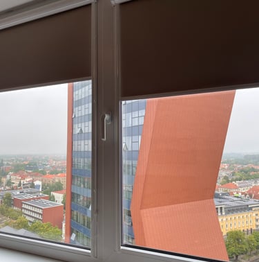 alt="Klasikiniai roletai miegamajame su tamsesniu audiniu"