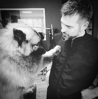Jesús, profesor del curso de peluquería canina en Madrid, en la escuela Truka