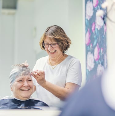 Paula värjäämässä hiuksia esimerkkikuva