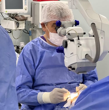 Op. Dr. M. Şeref Öğretmenoğlu katarakt ameliyatı gerçekleştiriyor