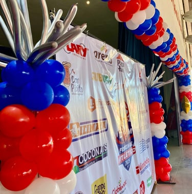 decoración de escenario con globos en evento grande