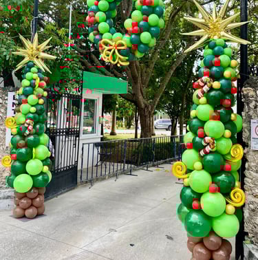 decoracion de globos evento navideño entrada a evento