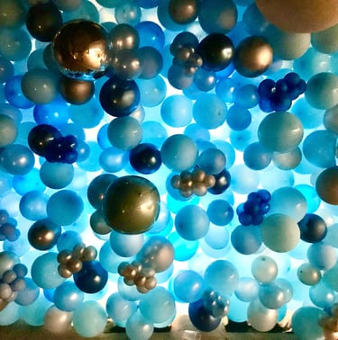 muro decorativo de globos de distintos tamaños y colores