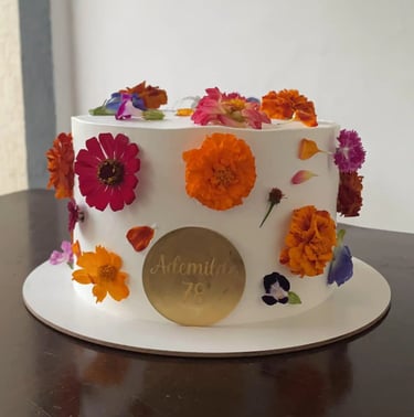 Bolo decorado com flores coloridas, ideal para festas e celebrações, destacando o design delicado e 