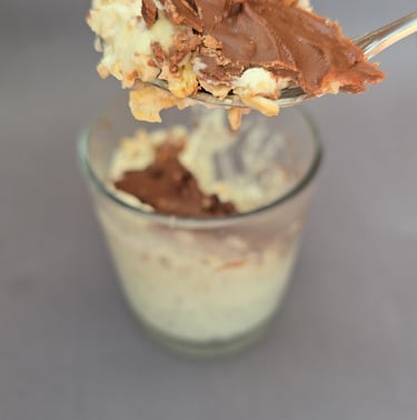 Tan simple y delicioso como una avena trasnochada con miel edulzada y encima cubierta de chocolate