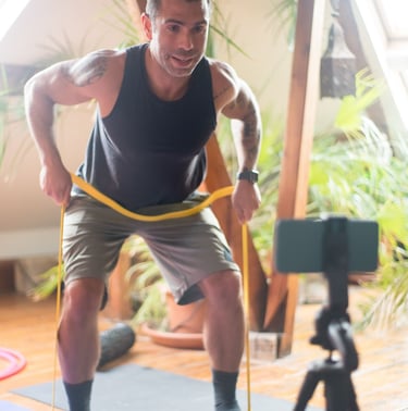 Un hombre realizando su entrenamiento mientras ve la rutina en su celular