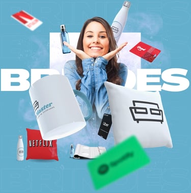 Brindes - mulher cercada de brindes oferecidos pela Clean Master - caneca, almofadas, garrafas e gift card 