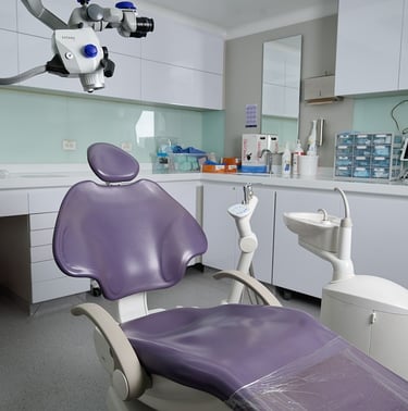 Consultorio odontológico equipado con microscopio clínico para tratamientos periodontales avanzados