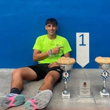 Atleta del CVN posando con sus trofeos en el OPEN NACIONAL JUVENIL MODALIDAD OLÍMPICA Y PALA