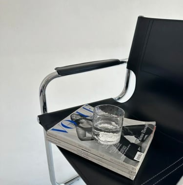 Referência visual de branding com estética minimalista e moderna da agência Lancover