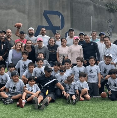 Grupo de padres e hijos en una cancha de football americano