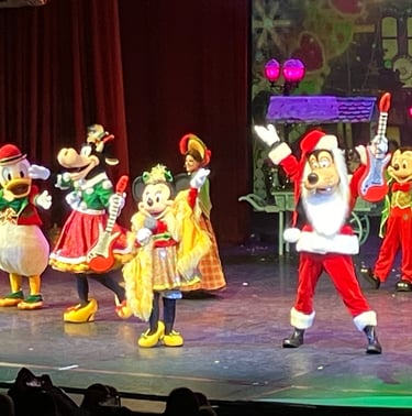 Let's sing Christmas show at Disneyland Paris Goofy doing his song