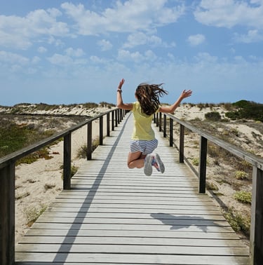 niña salta alegre con libertad