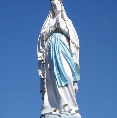 Pellegrini in preghiera al Santuario di Nostra Signora di Lourdes