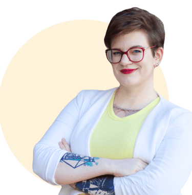 ein Bild von Swana Schuchmann mit weißem Blazer, lächelnd.
