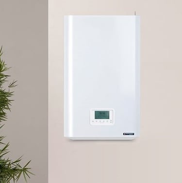 chaudière murale blanche sur mur beige et plante verte