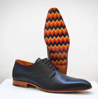 Still life dettaglio scarpe dello sposo nel giorno del matrimonio durante i preparativi