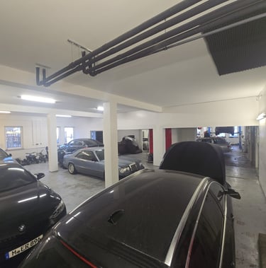 Autos in der Werkstatt bereit für den Wintercheck vor der kalten Jahreszeit