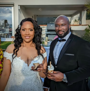 Un homme et une femme en tenu de mariage avec un sorbet coco antillais à la main
