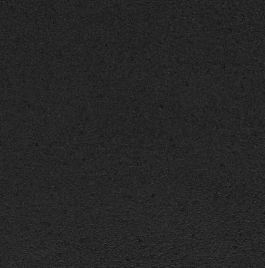 Schwarze, matte Arbeitsplatte.