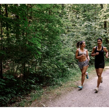 Deux femmes courant sur un chemin dans les bois