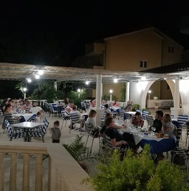 The photo shows the terrace of the Skalinada restaurant in Lokva Rogoznica.