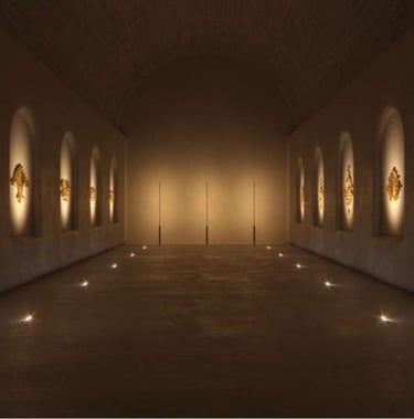 Lámparas de pared CRONEK Linea en pasillo largo, creando iluminación ambiental cálida
