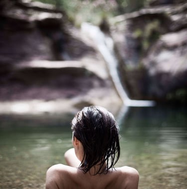 Mujer disfrutando de un baño en Pozo Negro, experiencia natural cerca de La Calma, Castellón