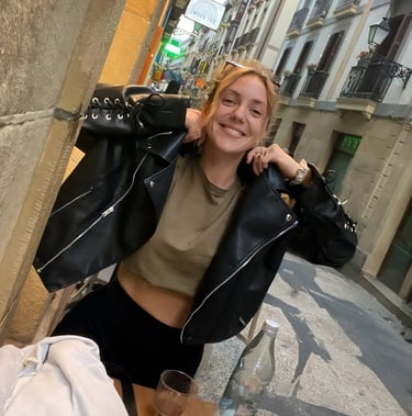 Photo de Claire, la voix de Ô Miracle Traiteur végétal végétarien