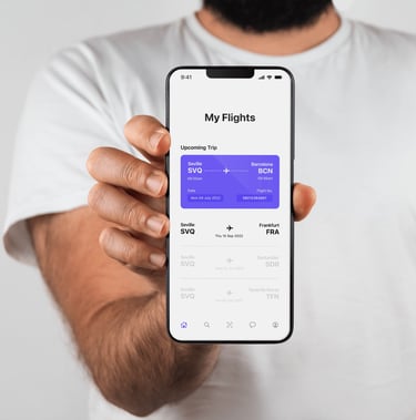 persona con movil en la mano enseñando la pantalla principal de seats app