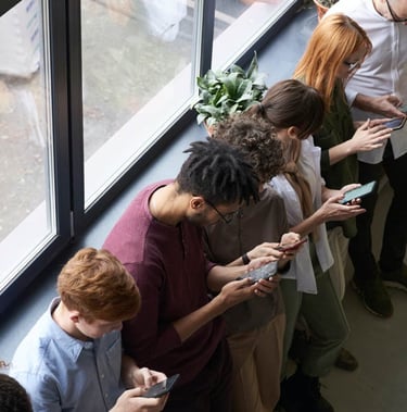 imagem mostra jovens usando seus aparelhos celulares nas redes sociais
