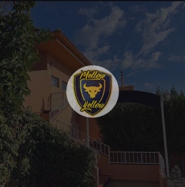 Entrada exterior de Yellow Cannabis Club con logotipo destacado