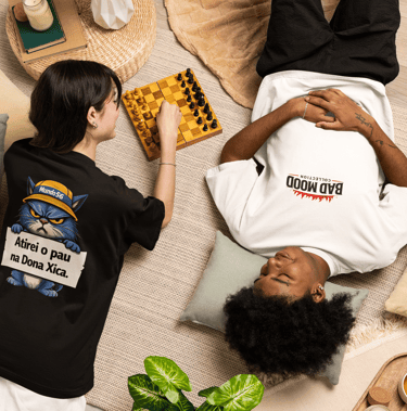 Oversizeds com caimento moderno, estampas impactantes nas costas e logo frontal Bad Mood