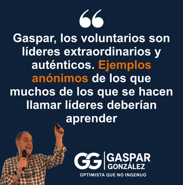 Gaspar González impartiendo una charla sobre propósito, voluntariado y liderazgo humano.
