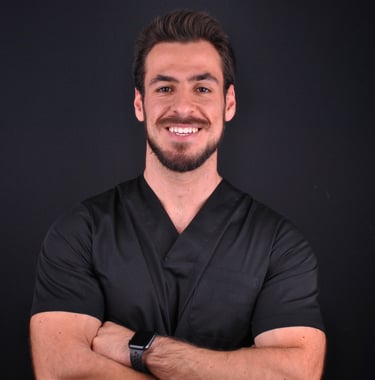 Dr. Miguel Alcobia especialista em implantologia na clínica médica e dentária em Setúbal.