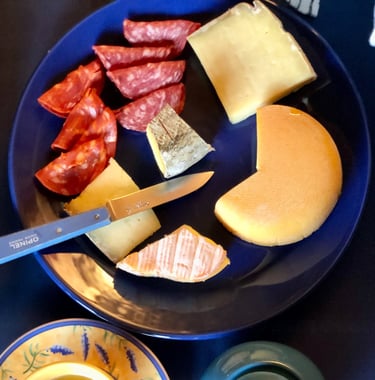 Petit déjeuner, Chambre d'hôte, Plazac, Périgord, Dordogne, France.