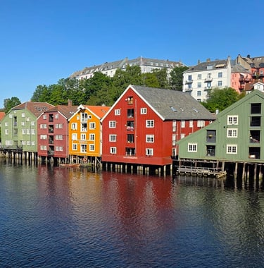 Trondheim, Norwegia, kolorowe domku na Bakkalandet