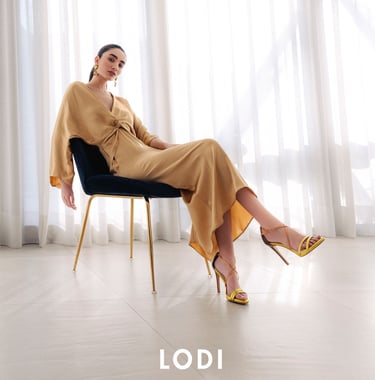 Modelo sentada con tacones de Lodi Shoes