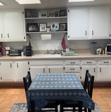 befored Staging: a kitchen with a table and chairs and a table