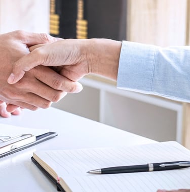 Mobile notary signing documents in Oregon