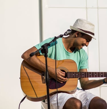 Riccardo Rigamonti tocando la guitarra en su concierto con Loop Station