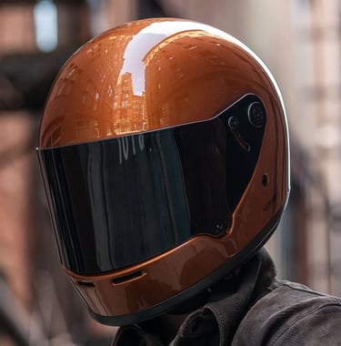 Kask cafe racer marki DMD w kolorze pomarańczowym z ciemną szybą