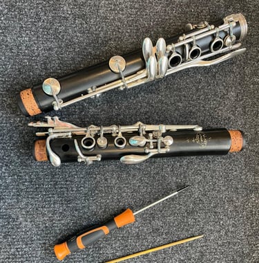 clarinette démontée avec outil à côté