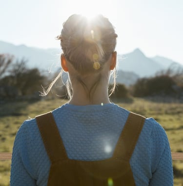 changement de vie femme qui regarde l'horizon
