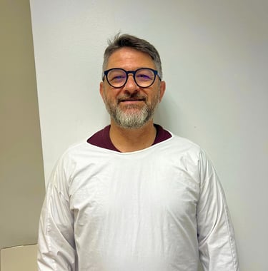 José Pauli, técnico de prótese dentária na clínica médica e dentária em Setúbal.